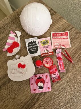 MiniVerse Hello Kitty Strawberry Milkshakes